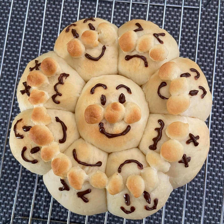 手ごねでOK！！簡単　あんぱんまん　ちぎりパン